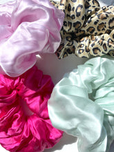 Load image into Gallery viewer, Silk Scrunchie in Leopard
